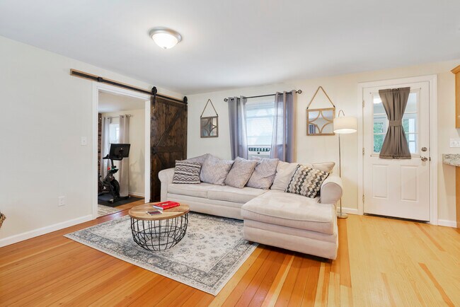 Building Photo - 160 Beecher St