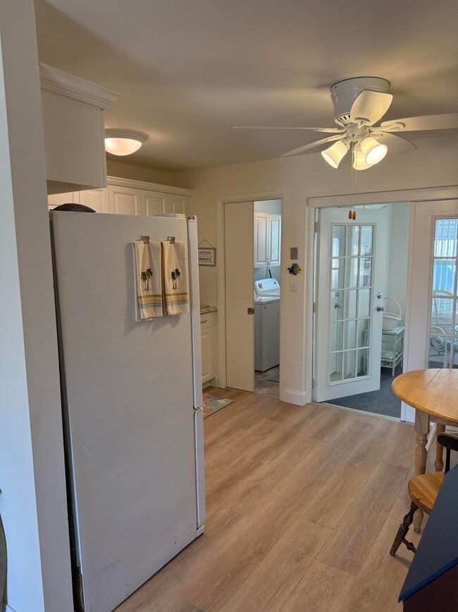 Building Photo - 440 SE Fini Dr