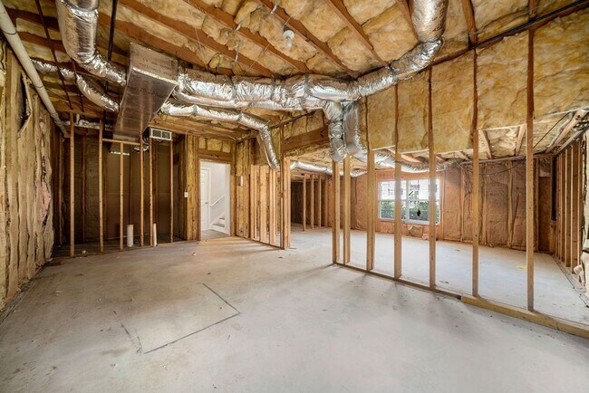 Building Photo - SPACIOUS 3 BED /2 BATH HOME