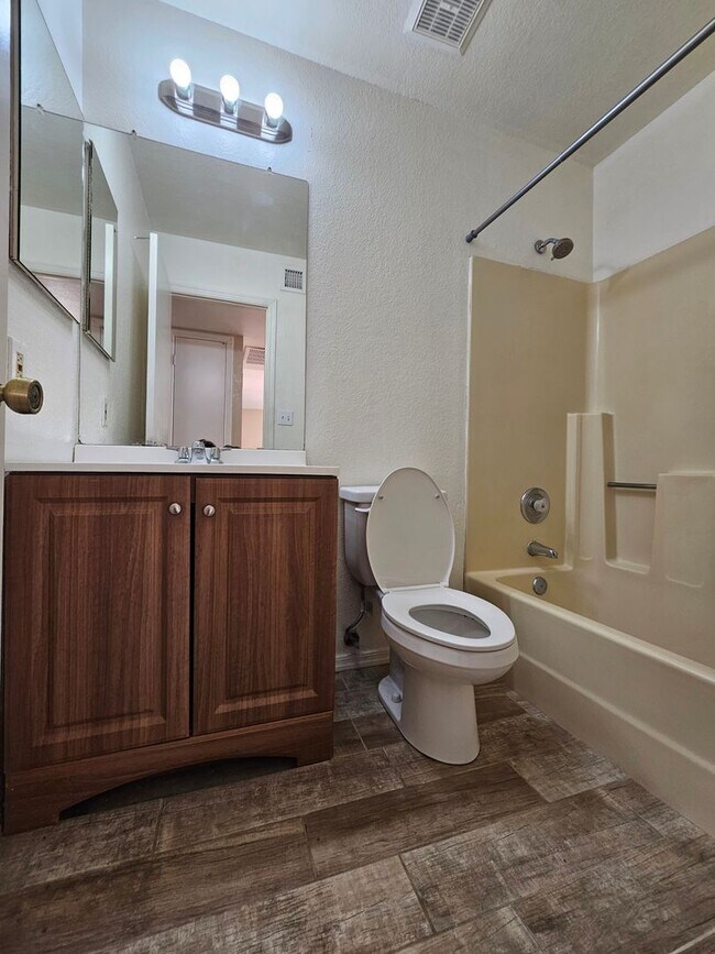 Building Photo - PATIO HOME 3 BED 2 BATH MCKELLIPS AND HORN...