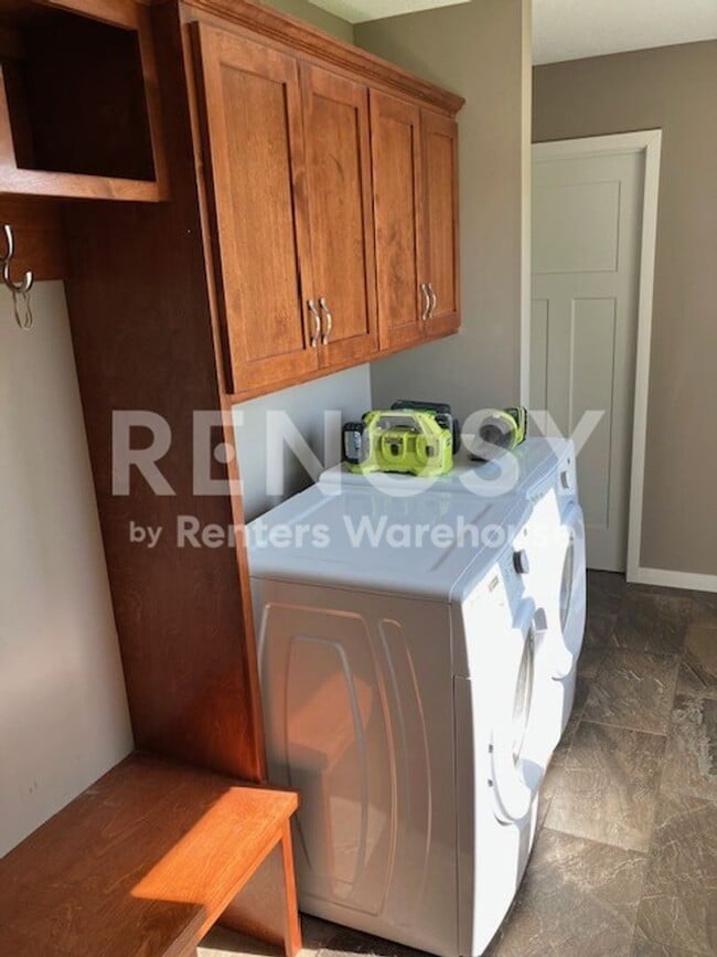 Building Photo - Available now - 1 Bedroom 1 Bath Condo in Golden Valley