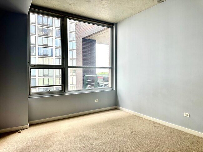 Building Photo - 5430 N Sheridan Rd