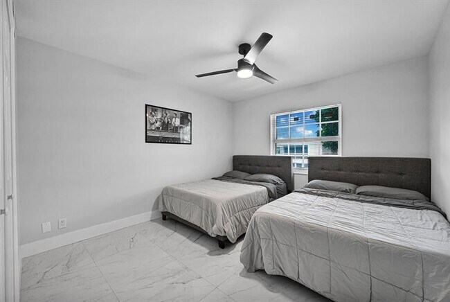 Building Photo - 6279 Bay Club Dr