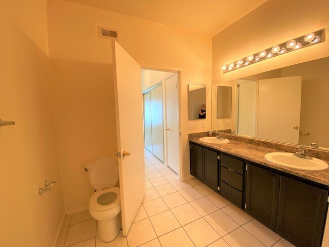 Building Photo - 2 BEDROOM 2 BATH IN NORTHWEST DOUBLE GATED GOLF COURSE COMMUNITY!