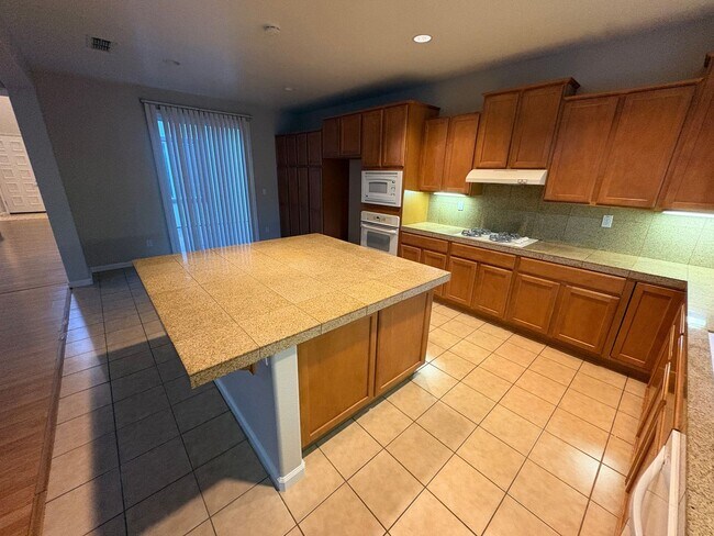 Building Photo - Gorgeous 5 Bedroom, 3.5 Bath Mountain House Home