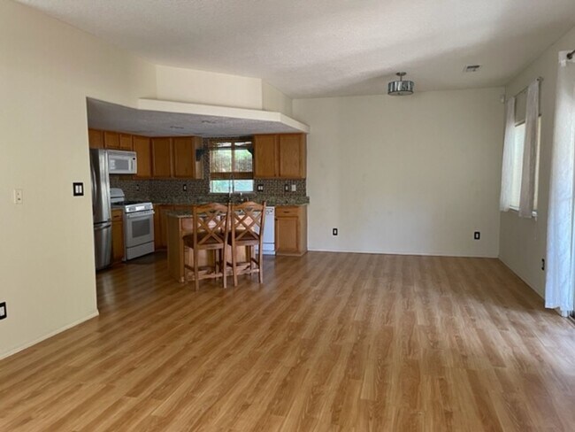 Building Photo - Great Home Near La Cueva