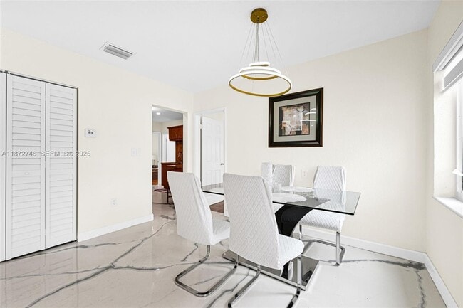 Building Photo - 6840 SW 26th Ct