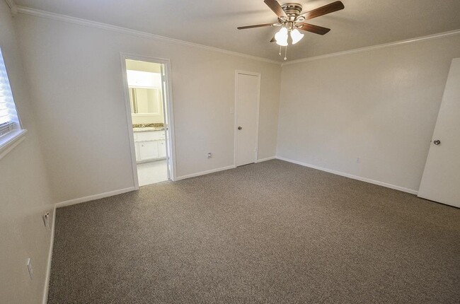Building Photo - 25602 Oakhurst Dr