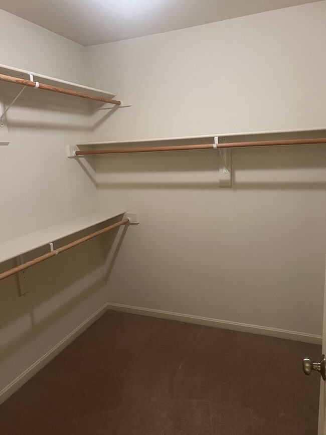 Building Photo - Spacious End-Unit Townhouse with 3 Beds, 3...