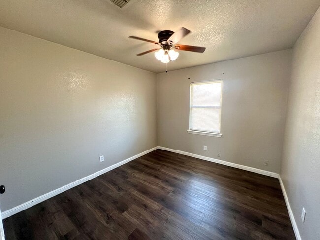 Building Photo - FOR LEASE! 3 Bedrooms, 1.5 Baths, 1 Car Garage with a HUGE Backyard