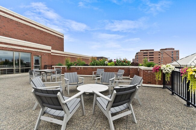 Building Photo - 401 N 2nd St