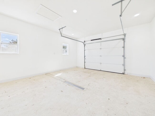 Building Photo - 208 S Woodworth Ave