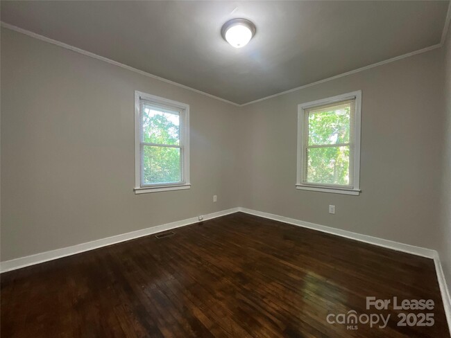 Building Photo - 2326 Chipola Dr