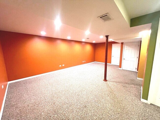 Building Photo - 823 Gladstone Dr