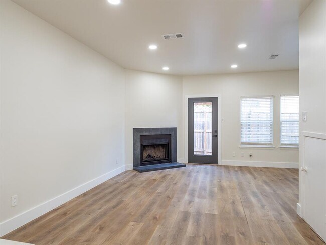 Building Photo - 201 Mockingbird Ln W