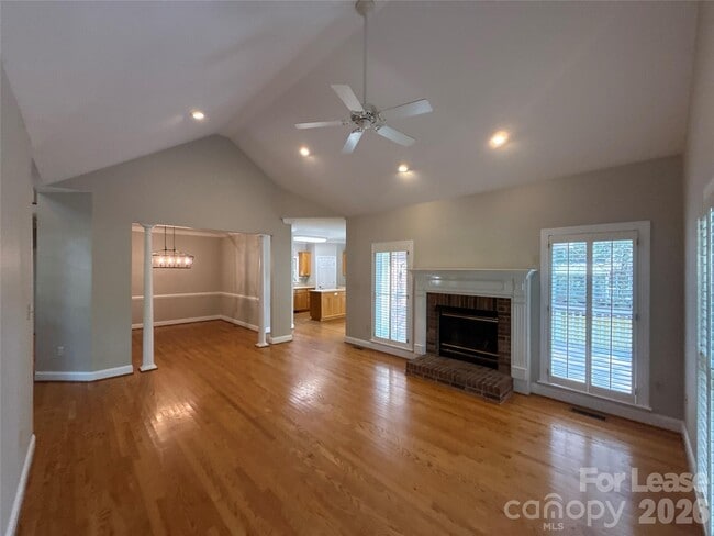 Building Photo - 2649 Willowbrook Dr