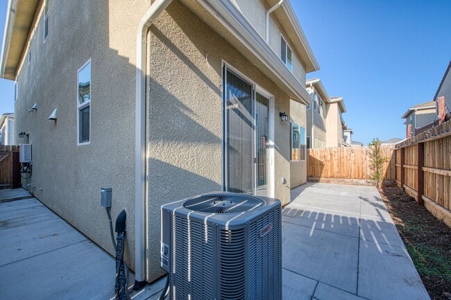 Building Photo - Stunning Clovis Home!