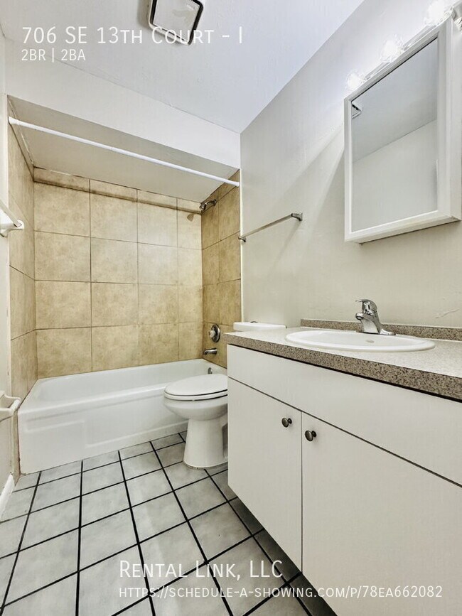 Building Photo - 706 SE 13th Ct