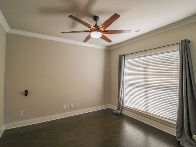 Building Photo - Great Location near Edgewater and Toyota F...