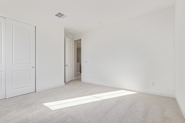 Building Photo - 713 W Longwood Dr