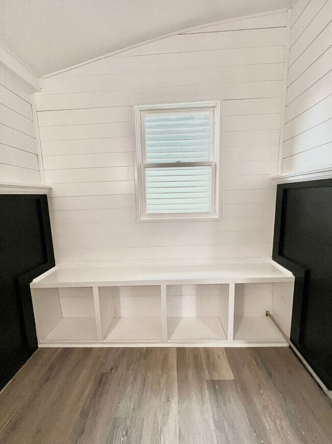 Building Photo - 3 Bedroom 2 Bath City Home Available