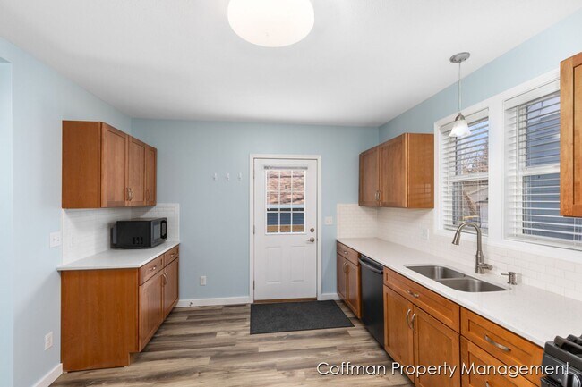 Building Photo - 4 Bed, 2 Full Bath Fully Remodeled Home