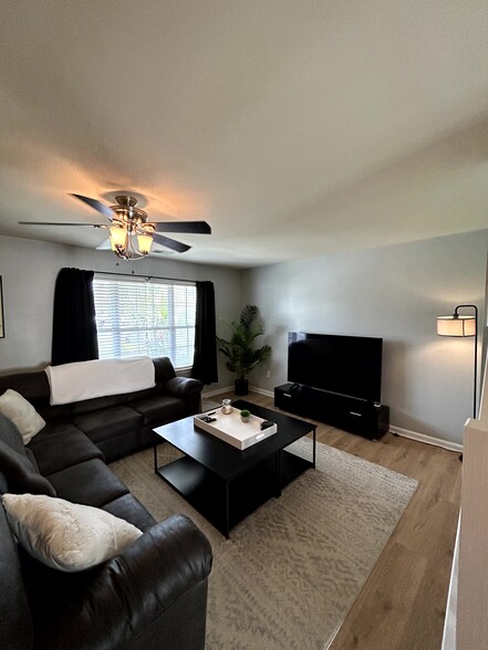 Building Photo - 122 Sonata Cir
