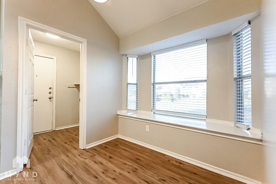 Building Photo - 2526 Sunset Dr