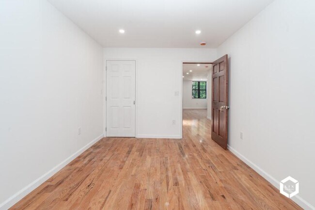 Building Photo - 3 bedroom in JAMAICA NY 11433