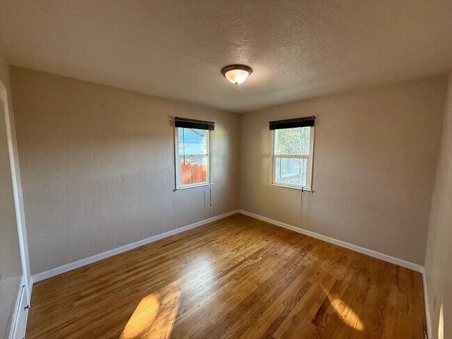 Building Photo - Single story in the heart of Modesto!