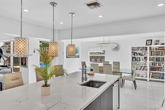Building Photo - 3877 Bimini Ave