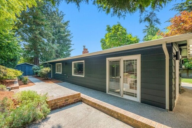 Building Photo - Elegant Air-Conditioned Newly Remodeled Matthews Beach Rambler