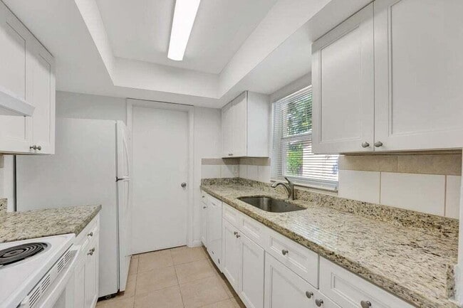 Building Photo - 3511 NW 7th Ct