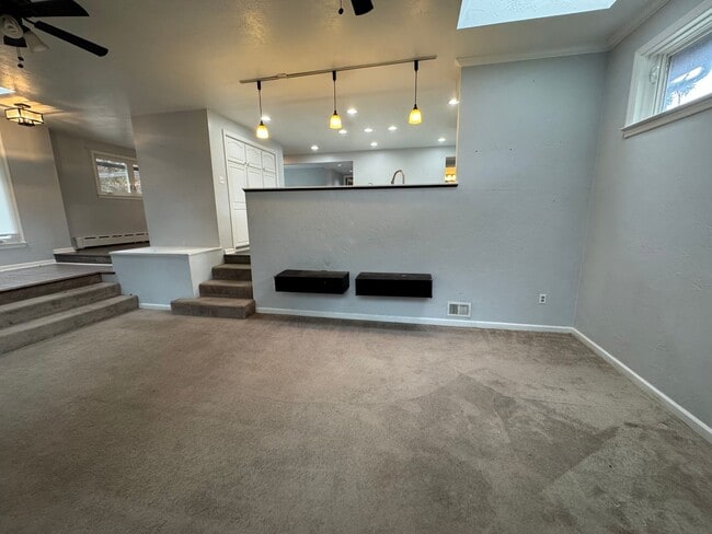 Building Photo - Spacious Private Oasis - 3 Bedroom 2 Bathroom House in Green Tree!