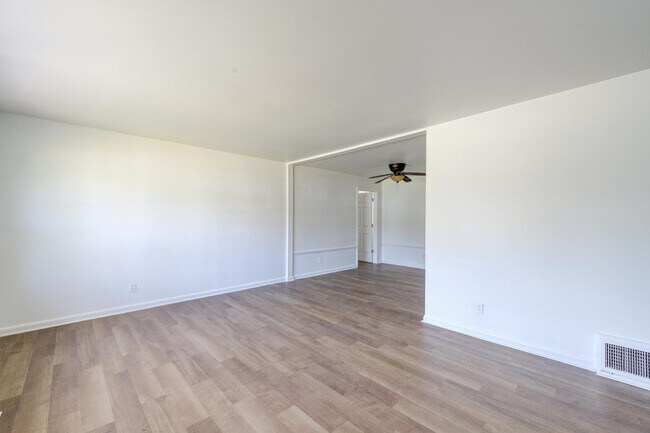 Building Photo - 49 Forestwood Dr
