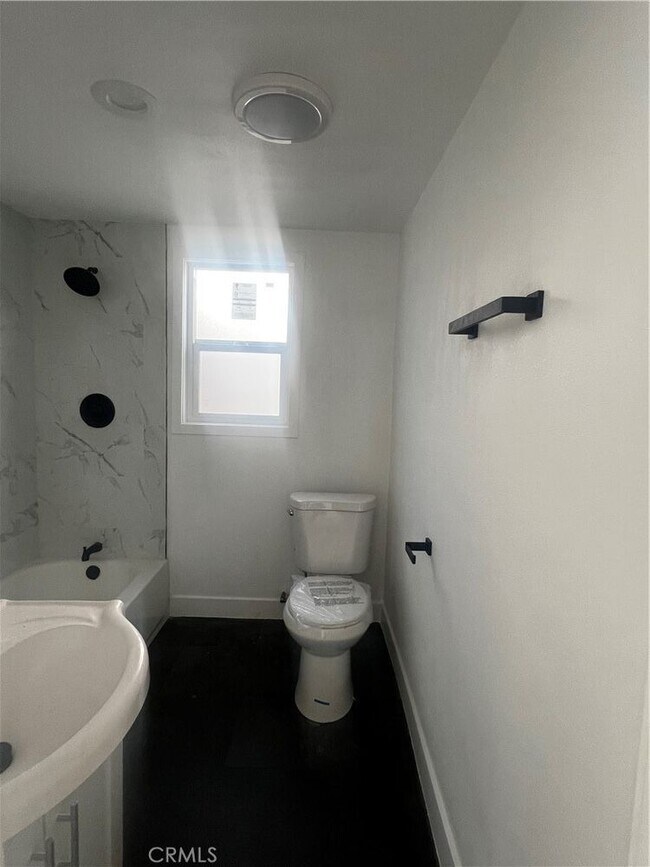 Building Photo - 1123 W 43rd St