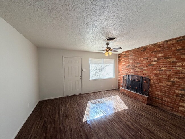 Building Photo - Three Bedroom Duplex