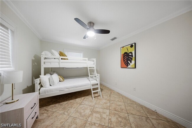Building Photo - 2473 Poinciana St
