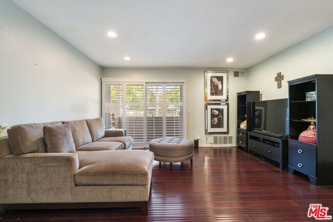 Building Photo - 3863 Thorncroft Ln