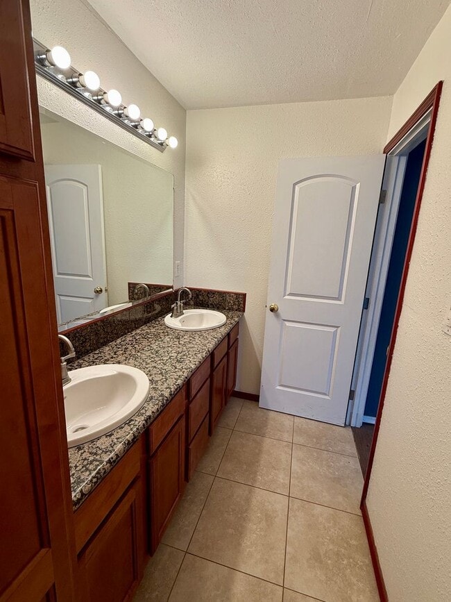 Building Photo - Beautiful 3 bedroom 2 bath house!