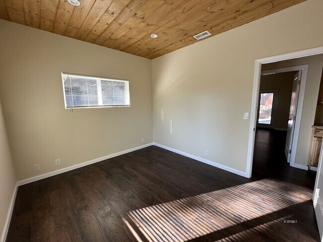 Building Photo - 52810 Sugar Pine Dr