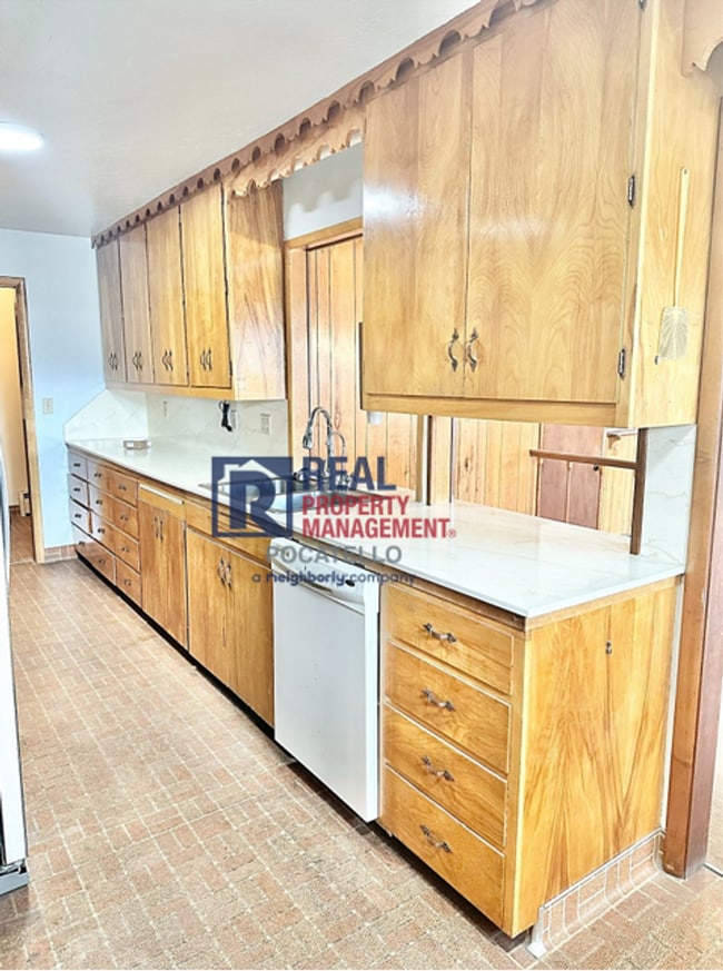 Building Photo - 3 Bedroom 2 bath - Double car garage