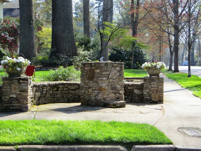 Building Photo - 518 Lamar Ave