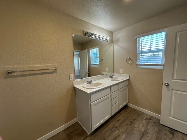 Building Photo - Adorable Lemmon Valley Townhome!