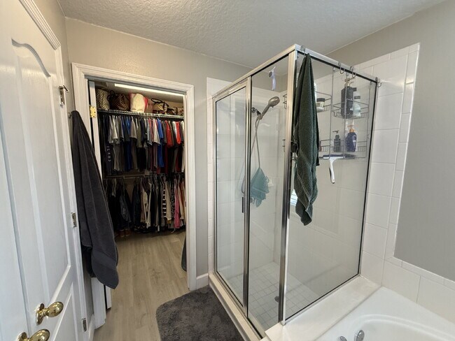 Building Photo - "Spacious 3-Bedroom Retreat with Bonus roo...
