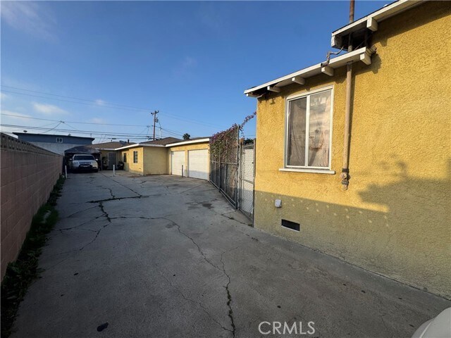 Building Photo - 1111 W 93rd St