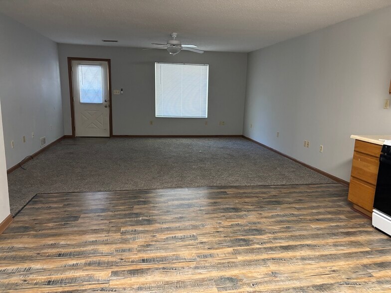 Building Photo - 4937 N River Rd