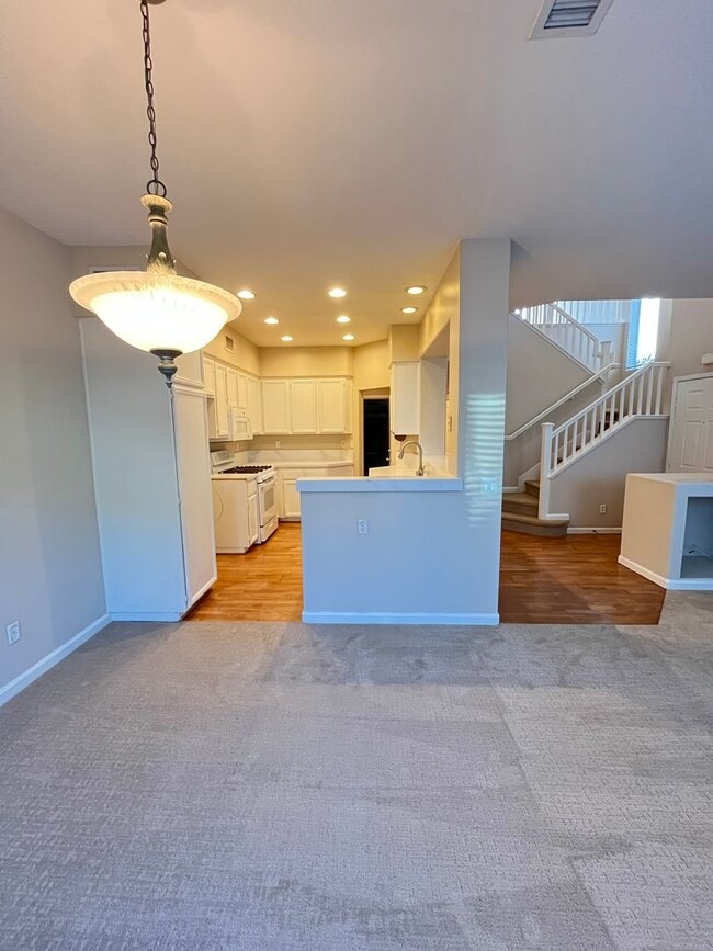 Building Photo - LOVELY 2 STORY DETACHED HOME WITH LARGE LOFT, DIRECT ACCESS 2 CAR GARAGE