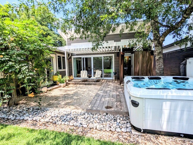 Building Photo - Remodeled Home Next To Zilker Park - 3 BR / 2 BA