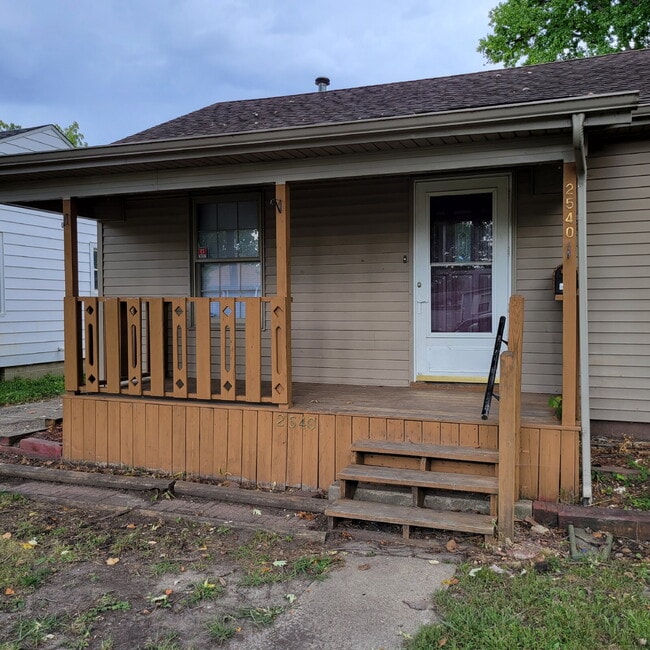 Building Photo - Highway to Home: Rent this 'Neighborly Oasis' 2 Bed/1 Bath with a Garage Bonus!